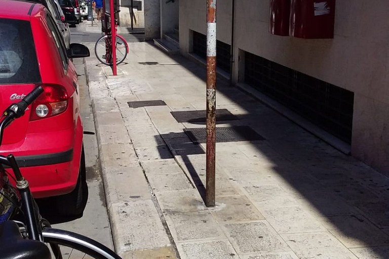 Pericolo di cadute per i marciapiedi sconnessi in via Bovio