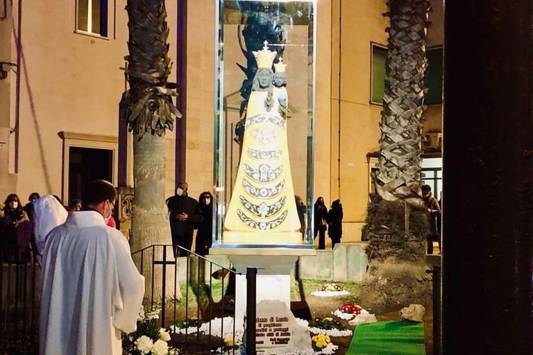 In piazza Cappuccini la statua della Madonna di Loreto