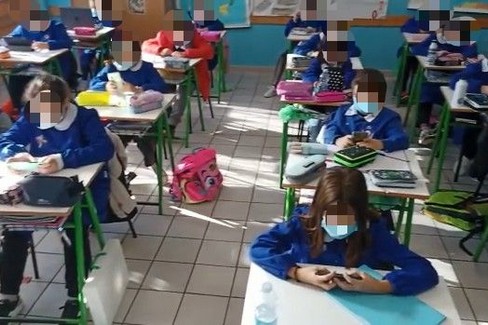 studenti a scuola con i propri dispositivi informatici