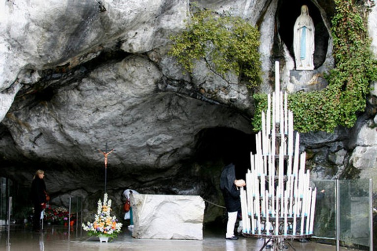 In preghiera a Lourdes per le fragilità umane