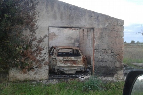 auto rubata data alle fiamme