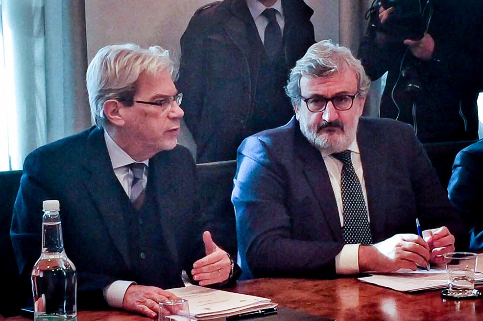 Il ministro De Vincenti con il governatore Emiliano