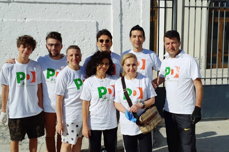 Giovanni Vurchio con alcuni attivisti del Pd di Andria