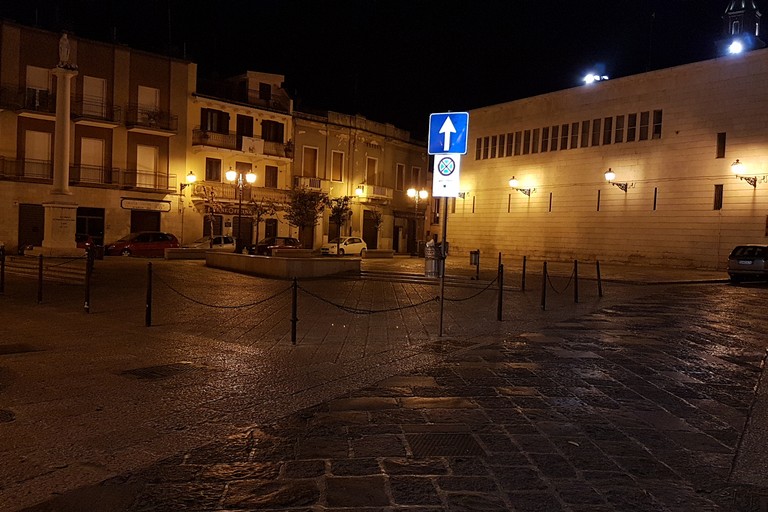 Una deserta Piazza Duomo durante l'emergenza Coronavirus. <span>Foto Antonio D'Oria</span>