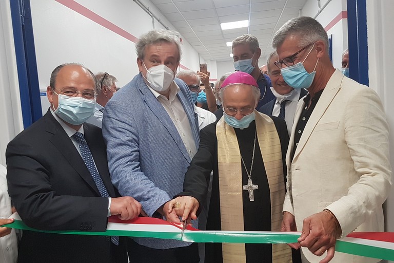 Il momento dell'inaugurazione con Emiliano, Delle Donne e Mons. Mansi. <span>Foto Antonio D'Oria</span>