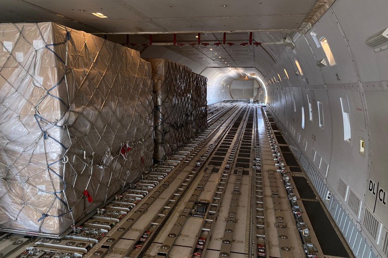 interno di un aereo cargo