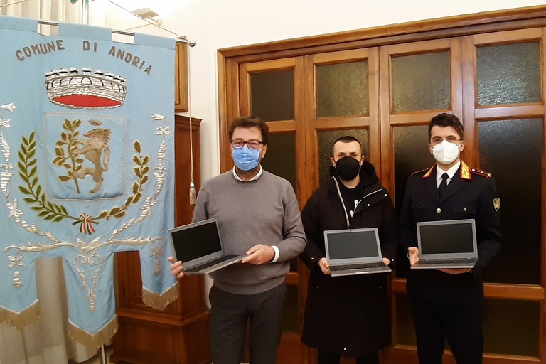 L'on. D'Ambrosio dona 6 portatili al Comune di Andria
