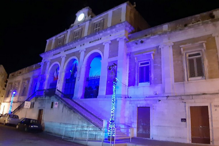 Illuminazione natalizia per Palazzo di Città e piazza Municipio