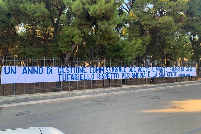 Lo striscione dei tifosi di fronte allo stadio “Degli Ulivi”