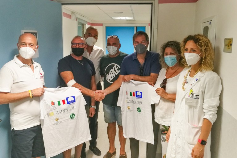 Donazione delle magliette celebrative Bandiera Blu 2022