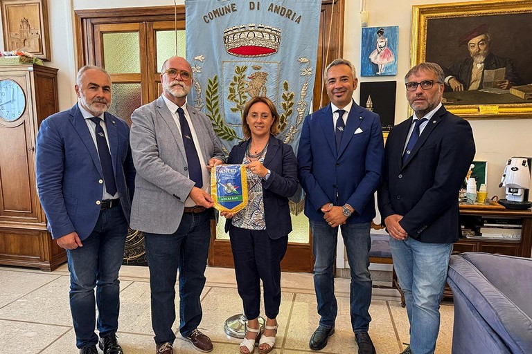 I Cavalieri dell'Ancri Bat incontrano la prima cittadina di Andria
