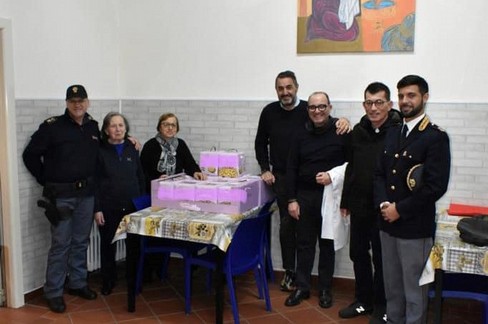 Polizia di Stato: donati ad Andria panettoni ai più bisognosi