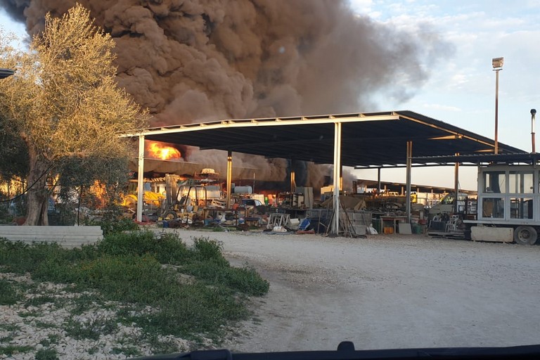 grosso incendio su via Trani, nei pressi della strada tangenziale