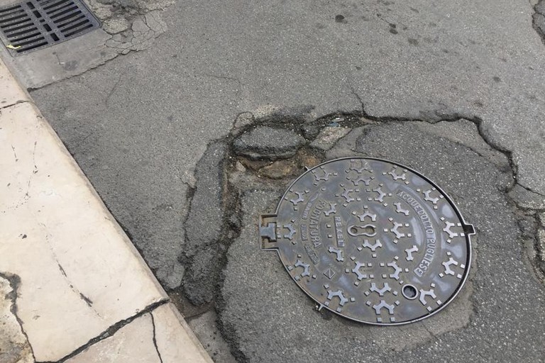 strada dissestata via Carlo Troia