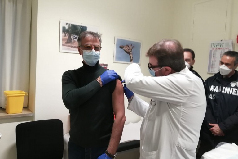 il dottor Riccardo Matera si sottopone alla vaccinazione covid 19