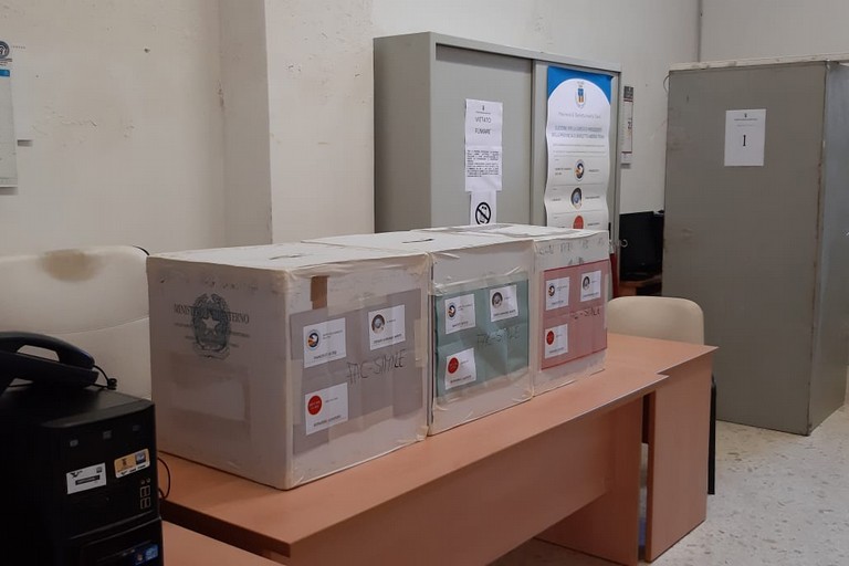 seggio per l'elezione del nuovo presidente della provincia Bat