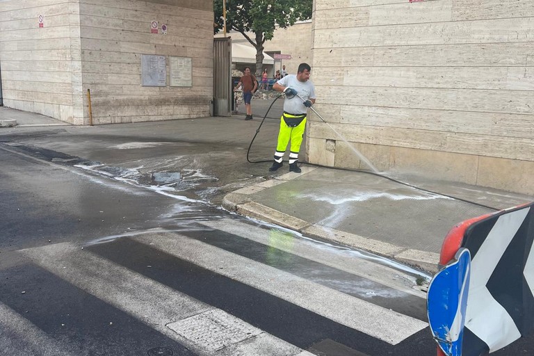 intervento straordinario di sanificazione intorno all'ospedale 