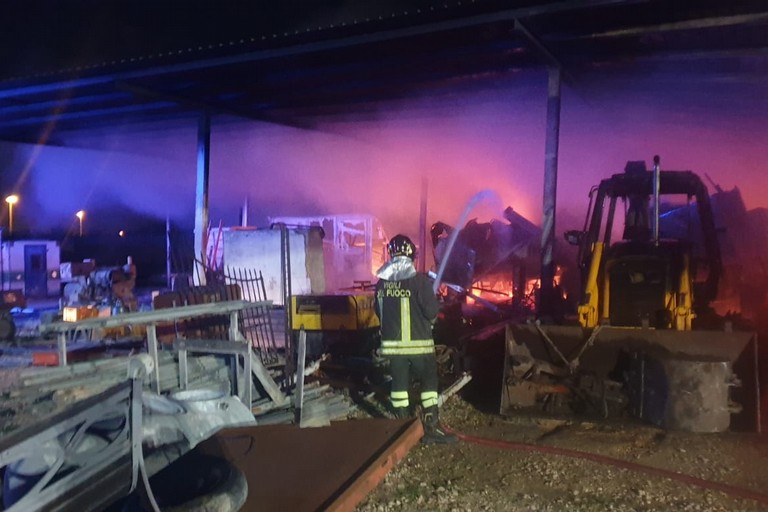 Incendio in un'autorimessa sulla provinciale per Bisceglie: ingenti i danni