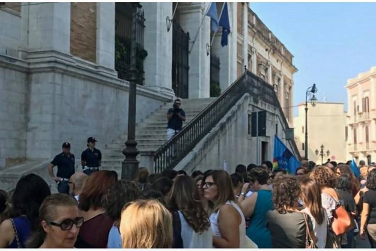 Manifestazione in piazza Umberto I