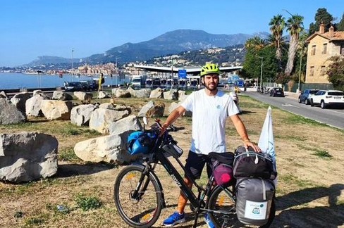 Leandro, il volontario che gira l'Italia in bici per sensibilizzare sulla salvaguardia del nostro Pianeta