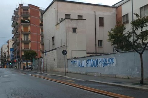 Piano neve, salatura davanti all'ospedale