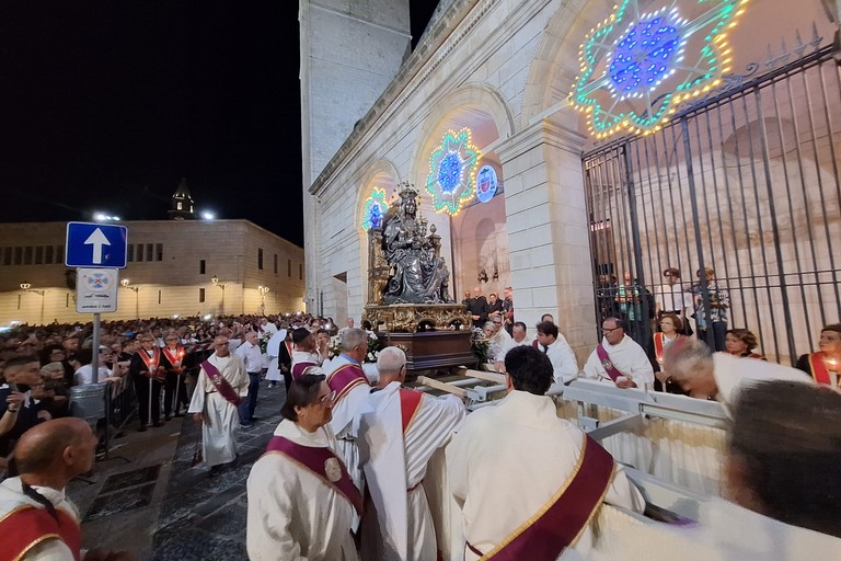 processione notturna per il trasferimento del simulacro della Madonna dei Miracoli
