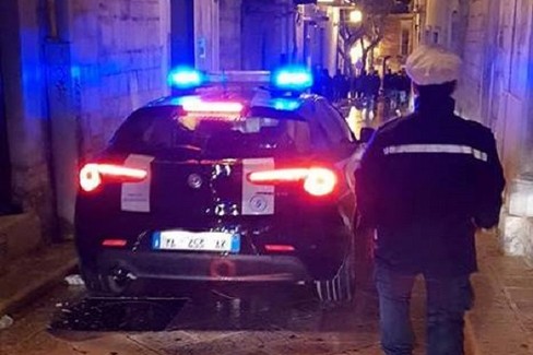 Lancio di petardi contro la Polizia locale