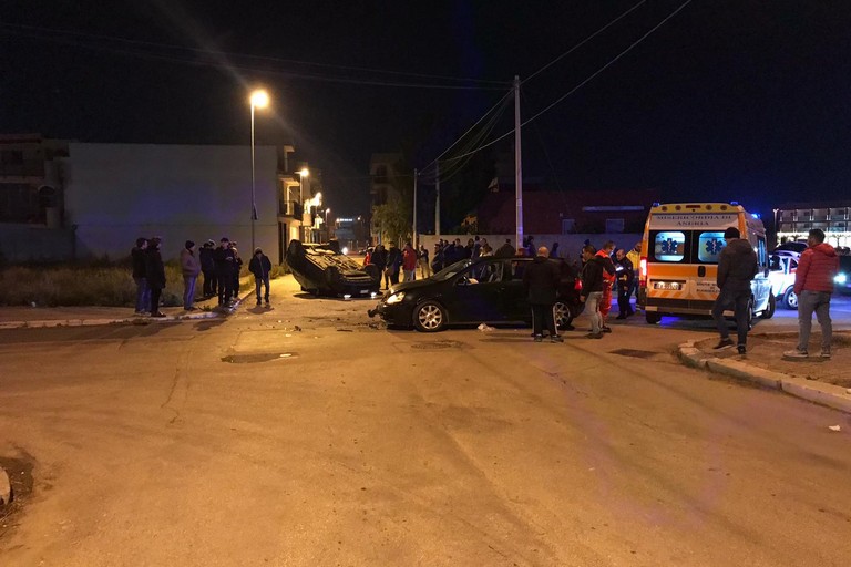 auto si cappotta in via Nemesiano