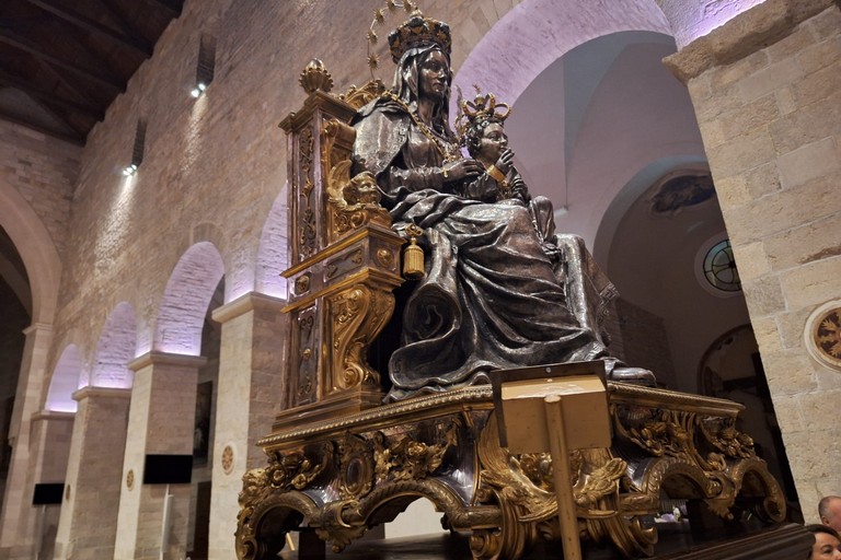 processione notturna per il trasferimento del simulacro della Madonna dei Miracoli