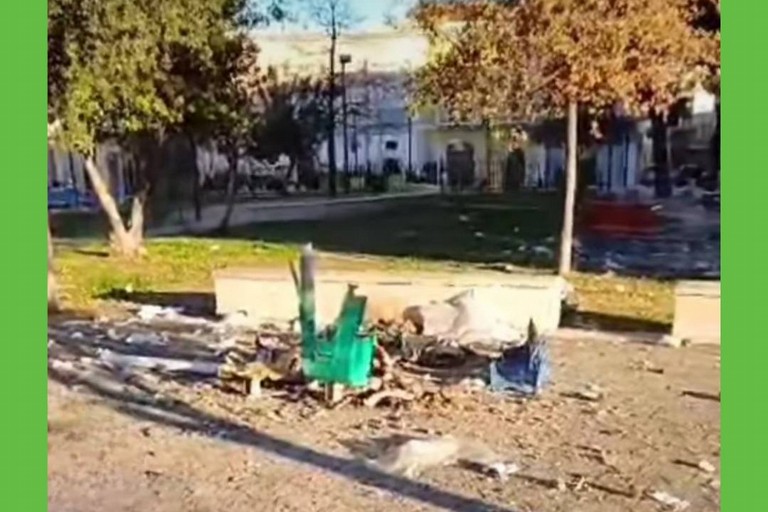 Bidoncini della spazzatura fatti esplodere