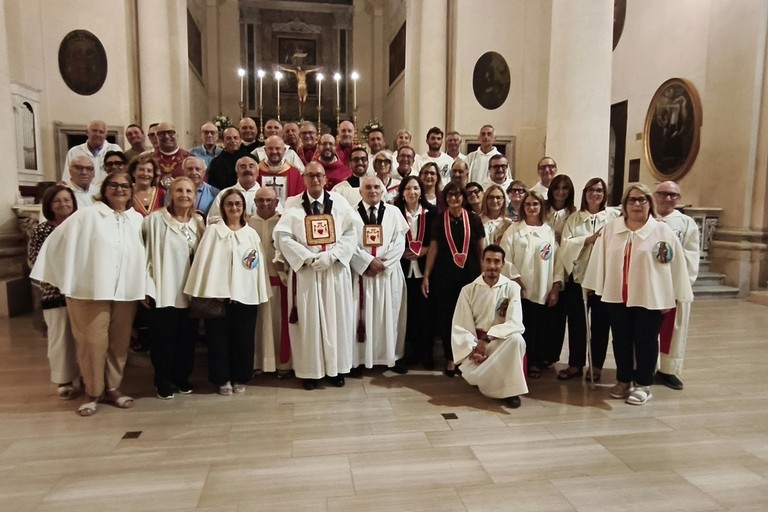 Pia Associazione Crociferi di Andria: cerimonia di vestizione per tre nuovi confratelli