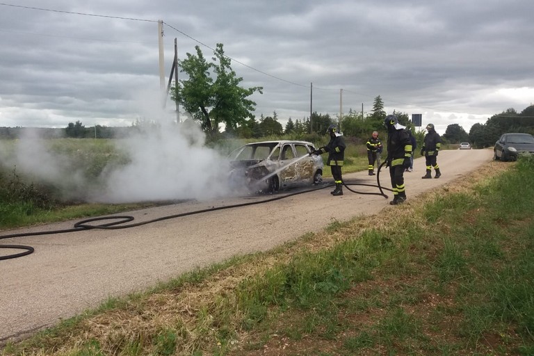 auto prende fuoco in contrada Posta di Grotte