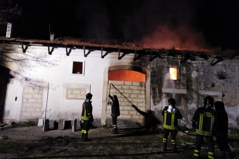 incendio in una antica villa di campagna