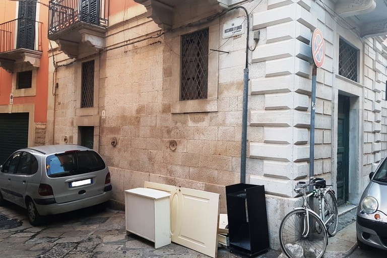 Nuovi cumuli di rifiuti in centro città. <span>Foto Riccardo Di Pietro</span>