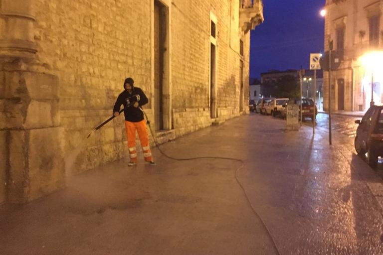 Intervento di sanificazione intorno a Palazzo Ducale