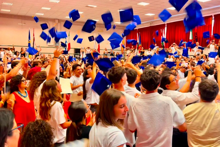 Emozioni, sorrisi e nuovi inizi: ieri la cerimonia di consegna dei diplomi all’istituto “Cafaro”