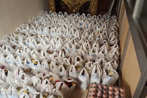 i doni distribuiti a Pasqua dalla parrocchia di San Riccardo