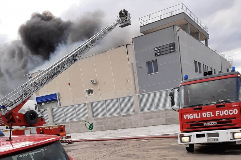 incendio in un capannone della zona industriale di Barletta