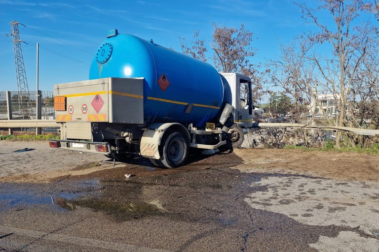 Tragedia sfiorata sull'Andria Corato: camion sfonda guard rail