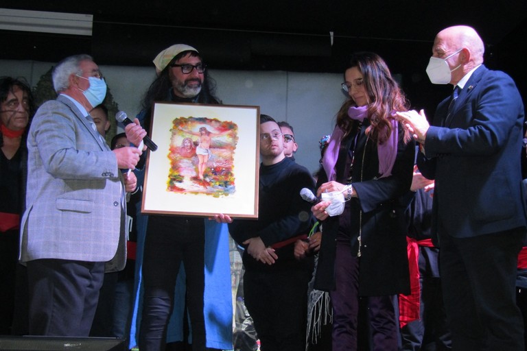 Leonardo Lonigro dona quadro a Centro Zenith JPG