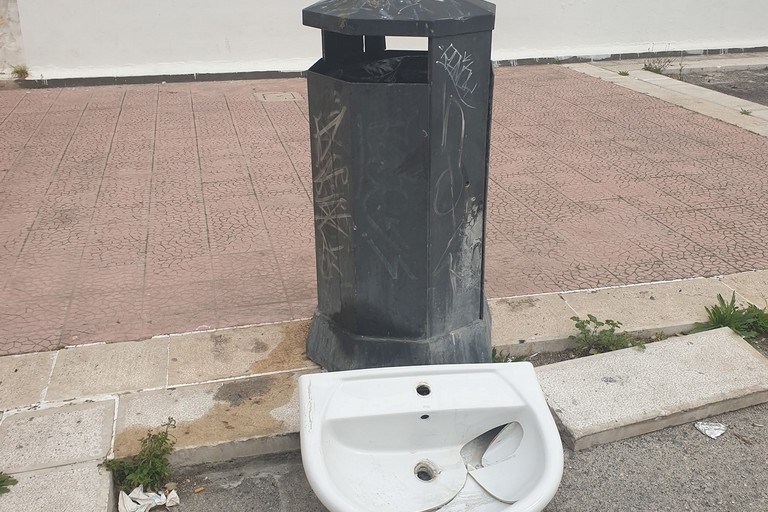 Lavabo abbandonato per strada