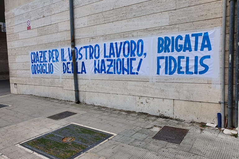 Lo striscione della Curva Nord