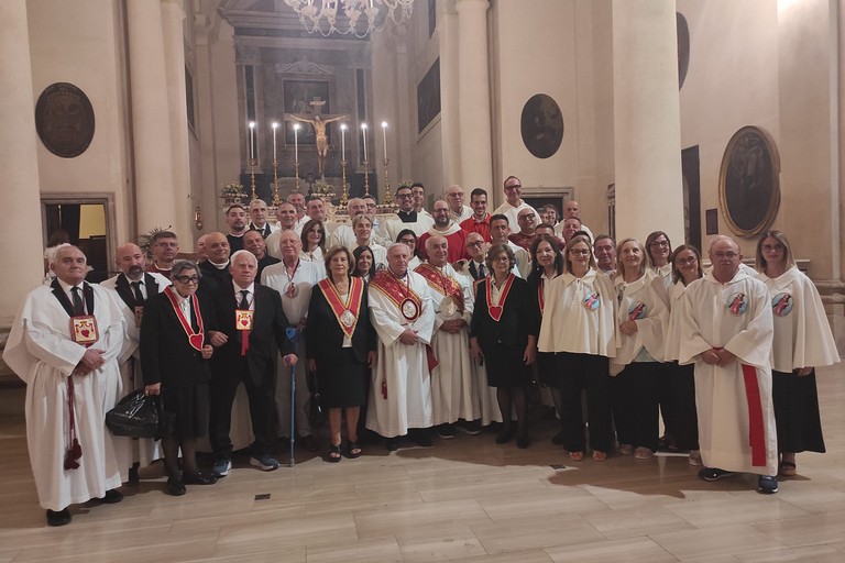 Cerimonia della vestizione di tre nuovi soci della Pia Associazione Crociferi