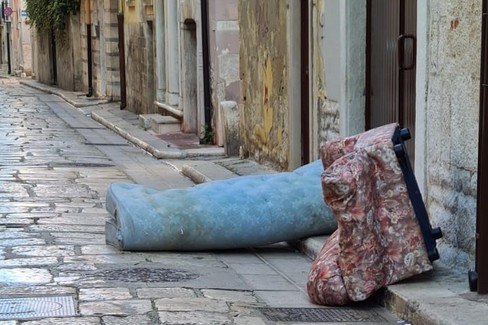 Un divano ed un materasso abbandonati da una settimana in via San Mauro