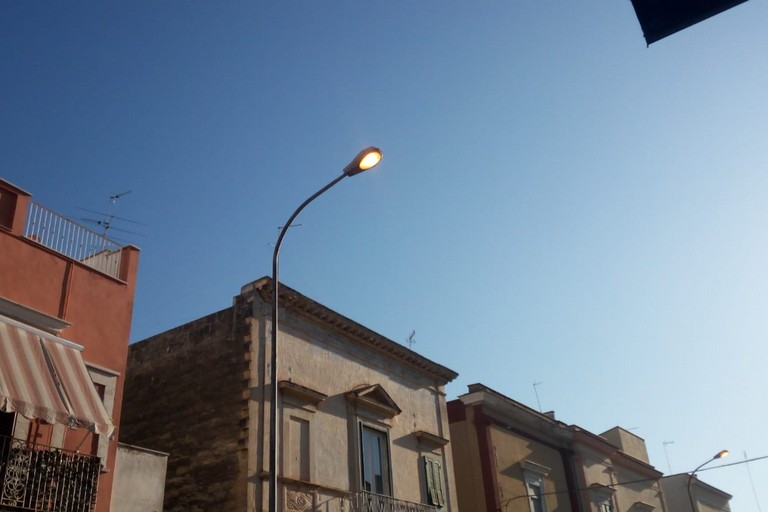 luci stradali sempre accese, giorno e notte, in via Santa Maria dei Miracoli