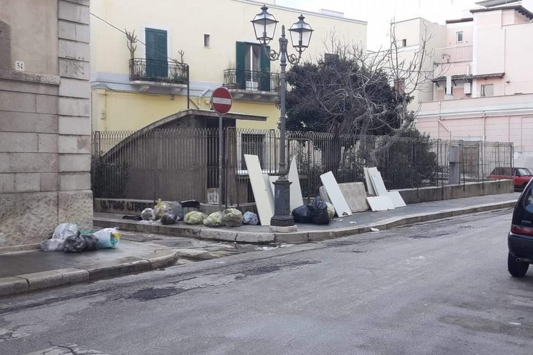 rifiuti ingombranti abbandonati in via Eritrea