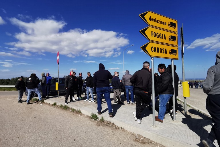 Protesta autotrasportatori: primi picchetti sulle strade della Bat