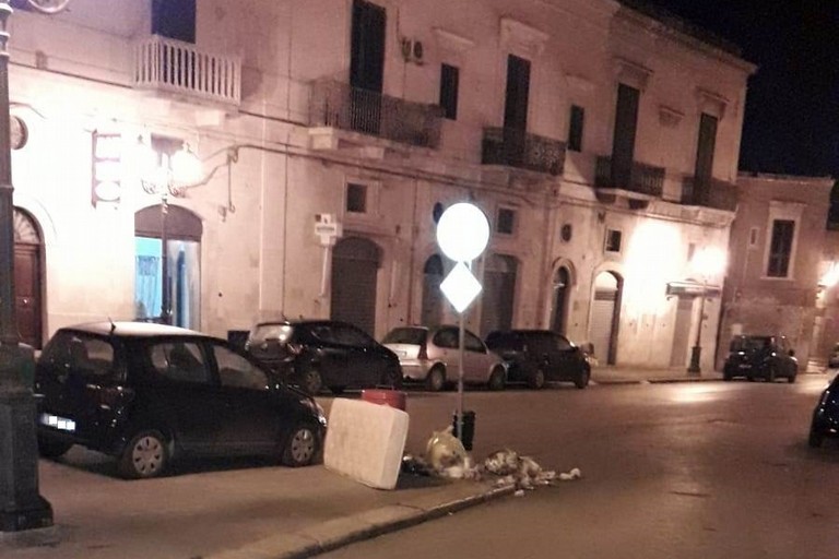 cumuli di rifiuti su via Annunziata