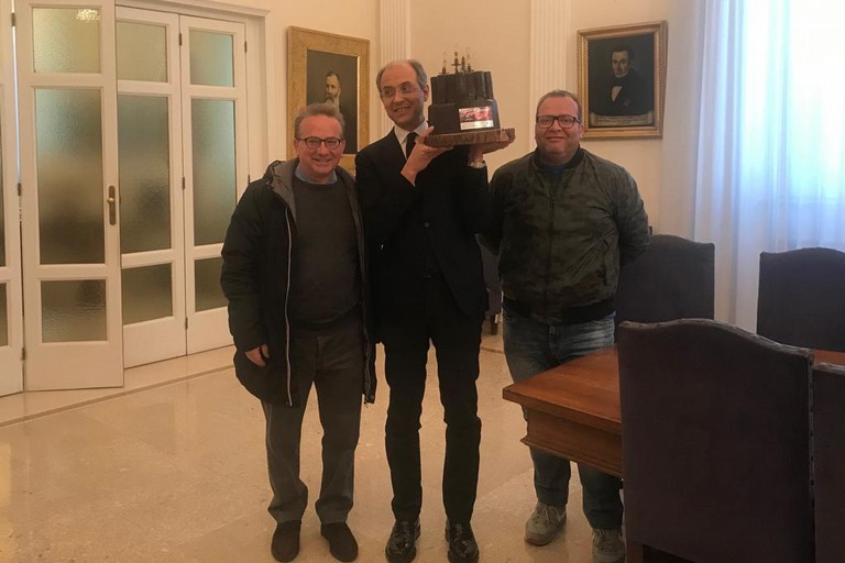 Castel del Monte di cioccolata consegnato al Sindaco Giorgino