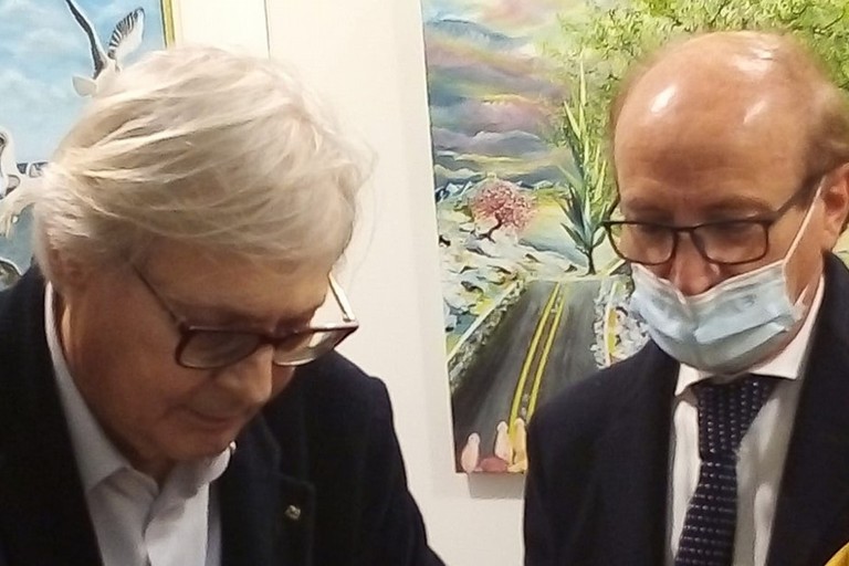 A destra l artista Tonino Porro con lui il critico d arte Vittorio Sgarbi